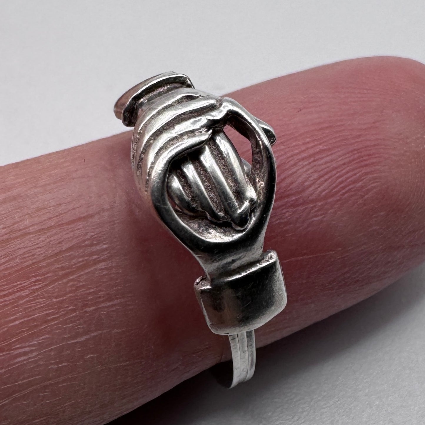 Jolie bague en argent à système « un anello di fede »