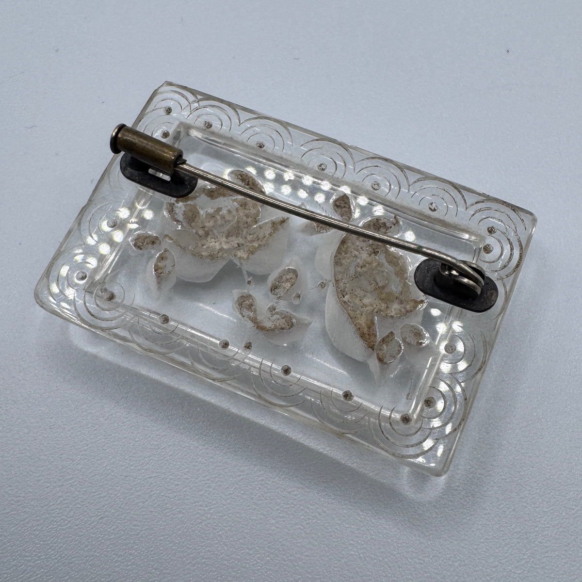 Broche ancienne en Lucite « décor floral »