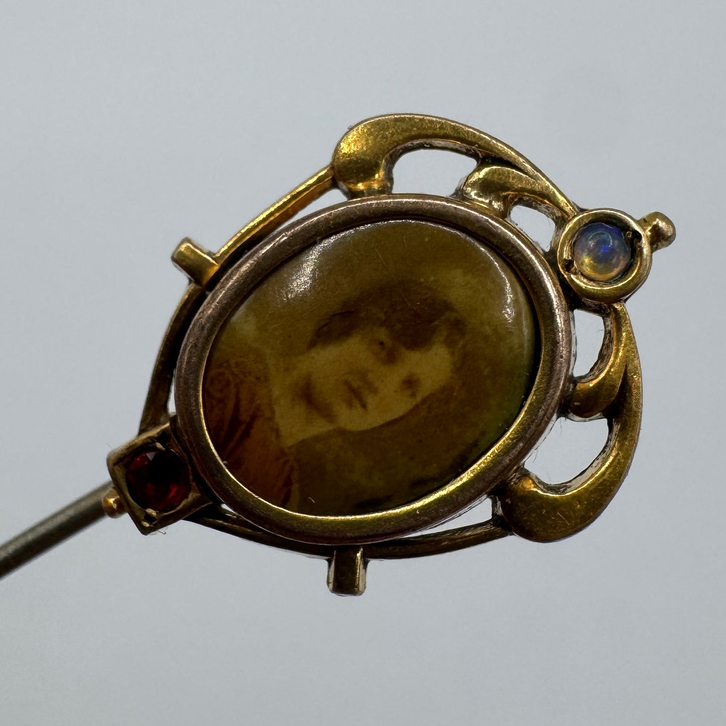 Epingle à cravate ancienne Art Nouveau- portrait miniature sous verre- plaqué or