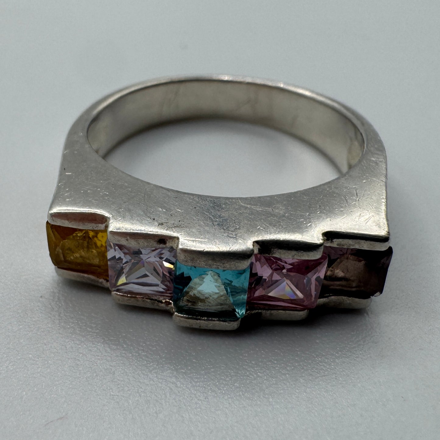Bague en argent et verroterie multicolore