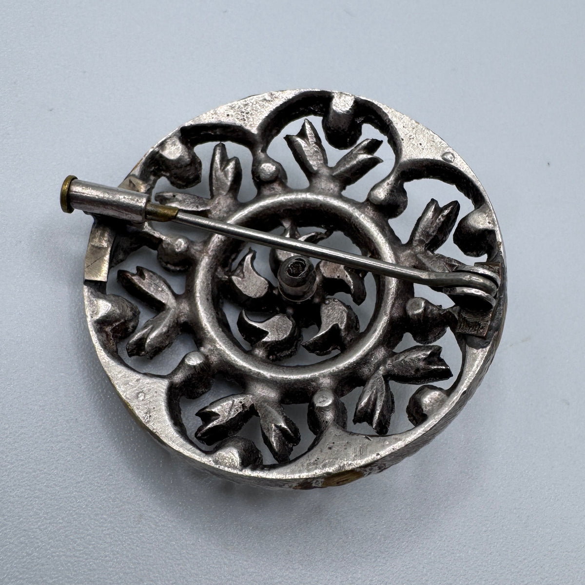 Broche Ancienne - Métal Argenté et verroterie