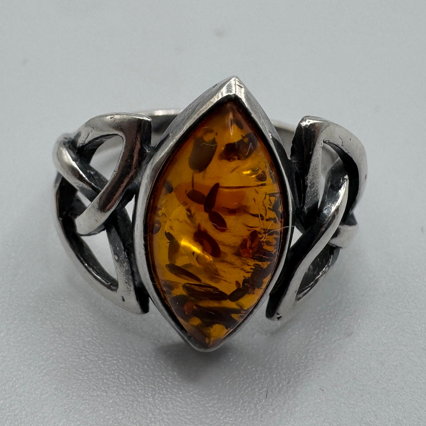 Bague motif celte en argent et ambre