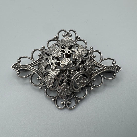 Broche ancienne - métal argenté - motif ajouré fleuri