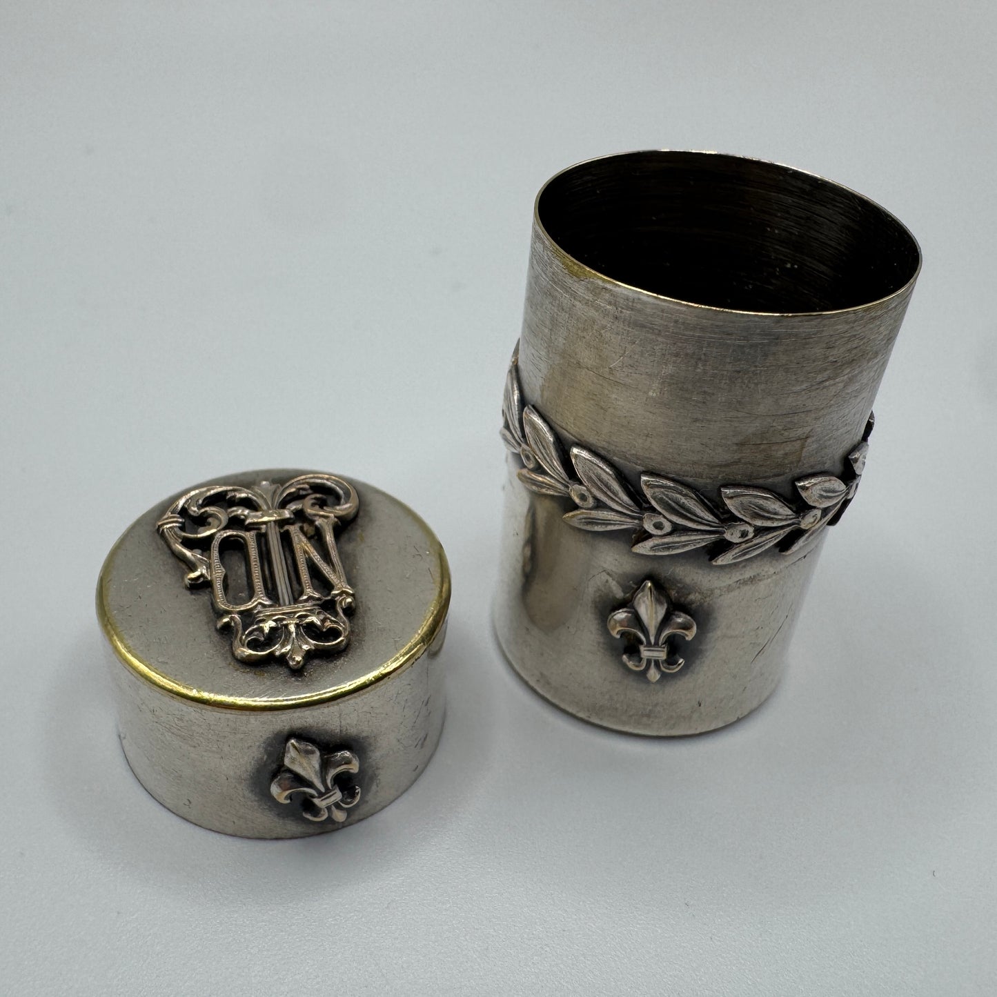 Petite boîte ancienne « fleurs de Lys » - Notre Dame de Lourdes