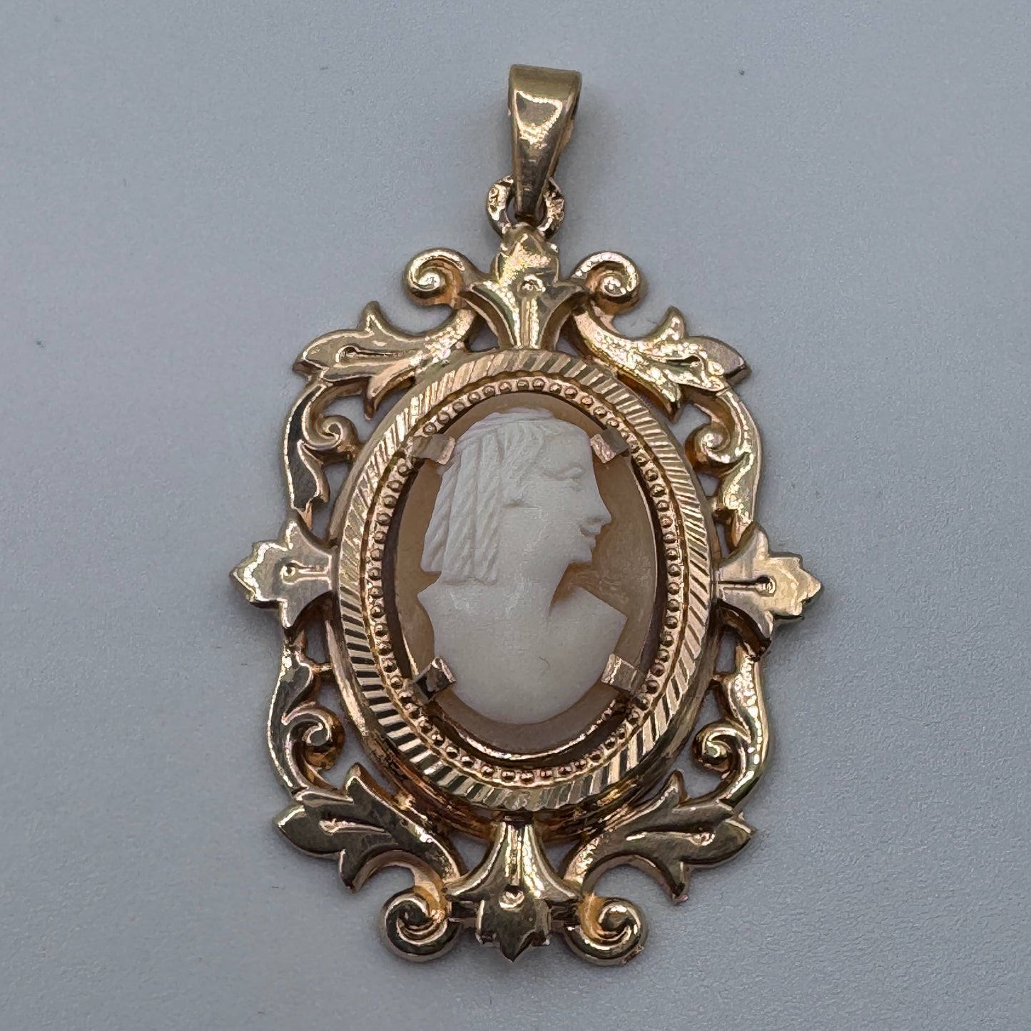 Superbe Pendentif ancien camée en plaqué or ORIA - neuf de stock ancien bijoutier
