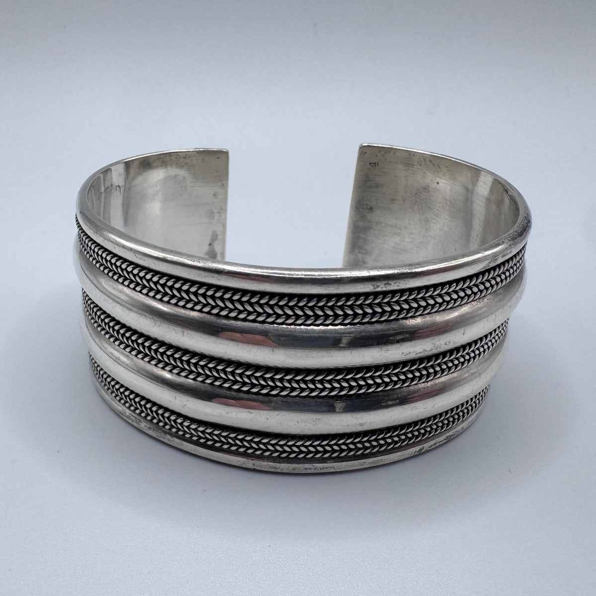 Joli Bracelet manchette ancien en argent Minerve
