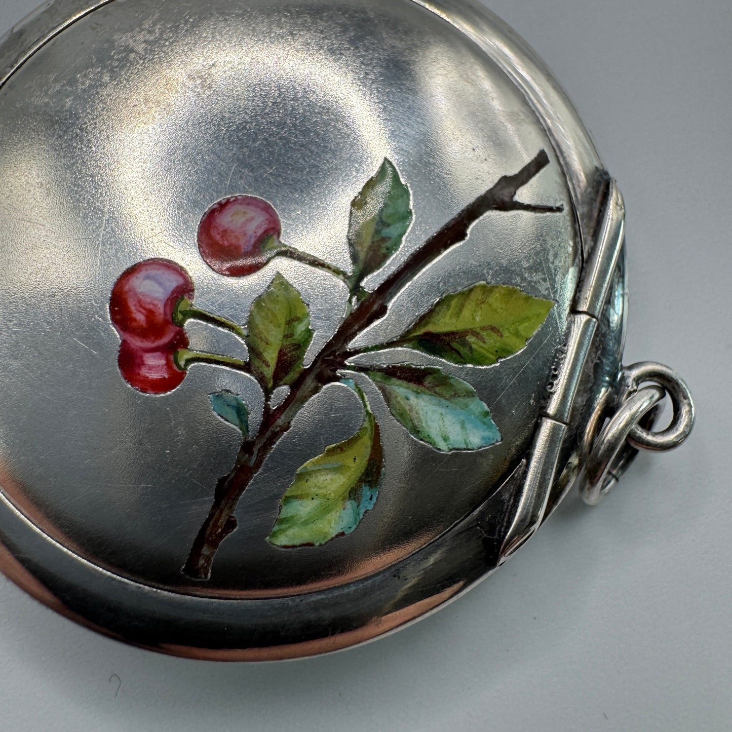 Petite boîte ancienne poudrier art nouveau - décor émaillé aux cerises