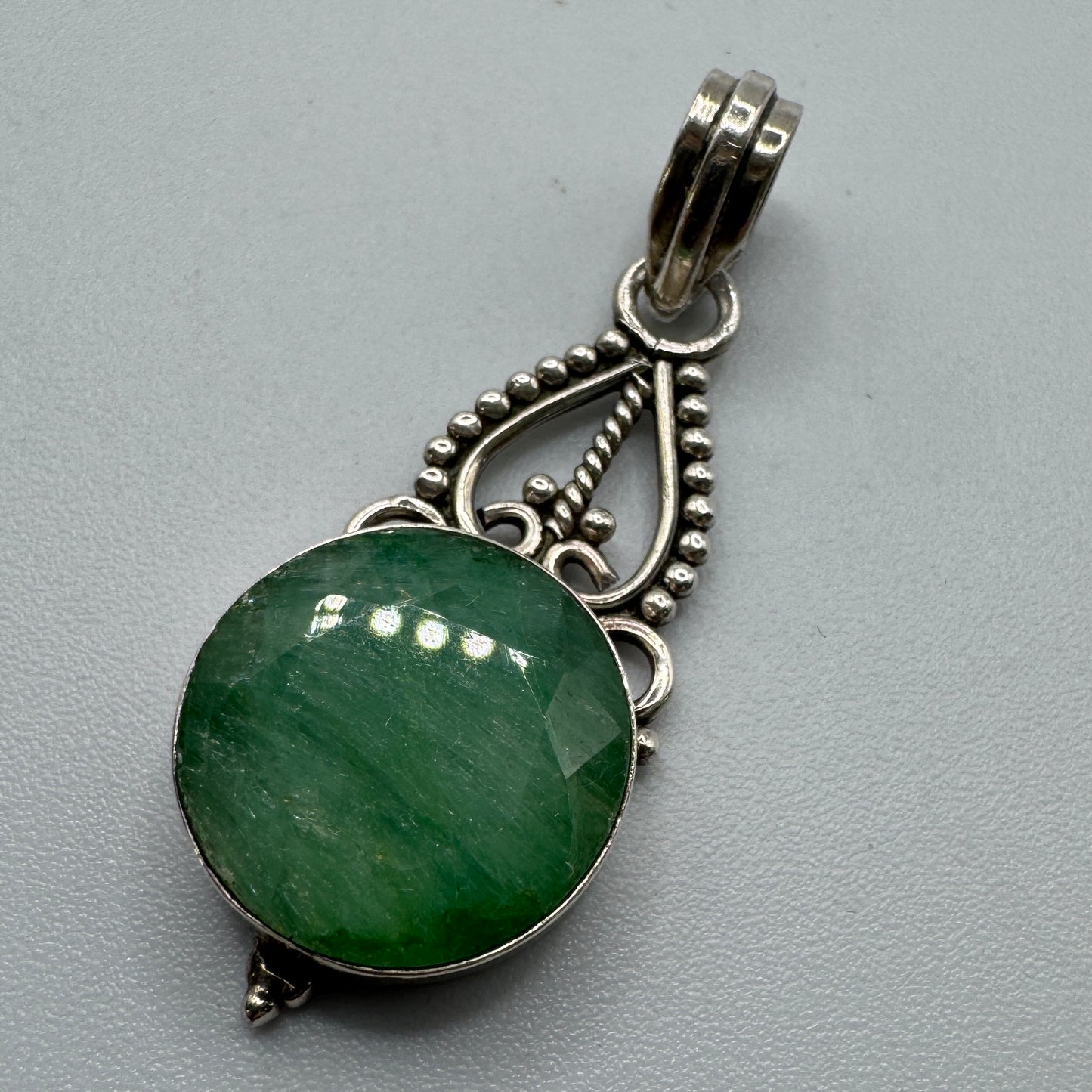 Pendentif en argent et pierre verte