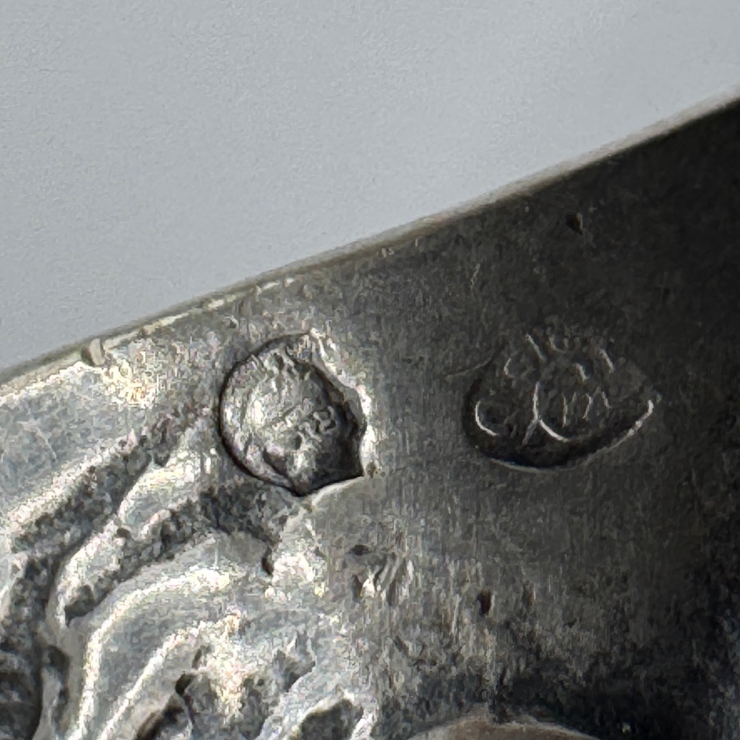 Superbe Dé à coudre Ancien en argent « gorgone Méduse »
