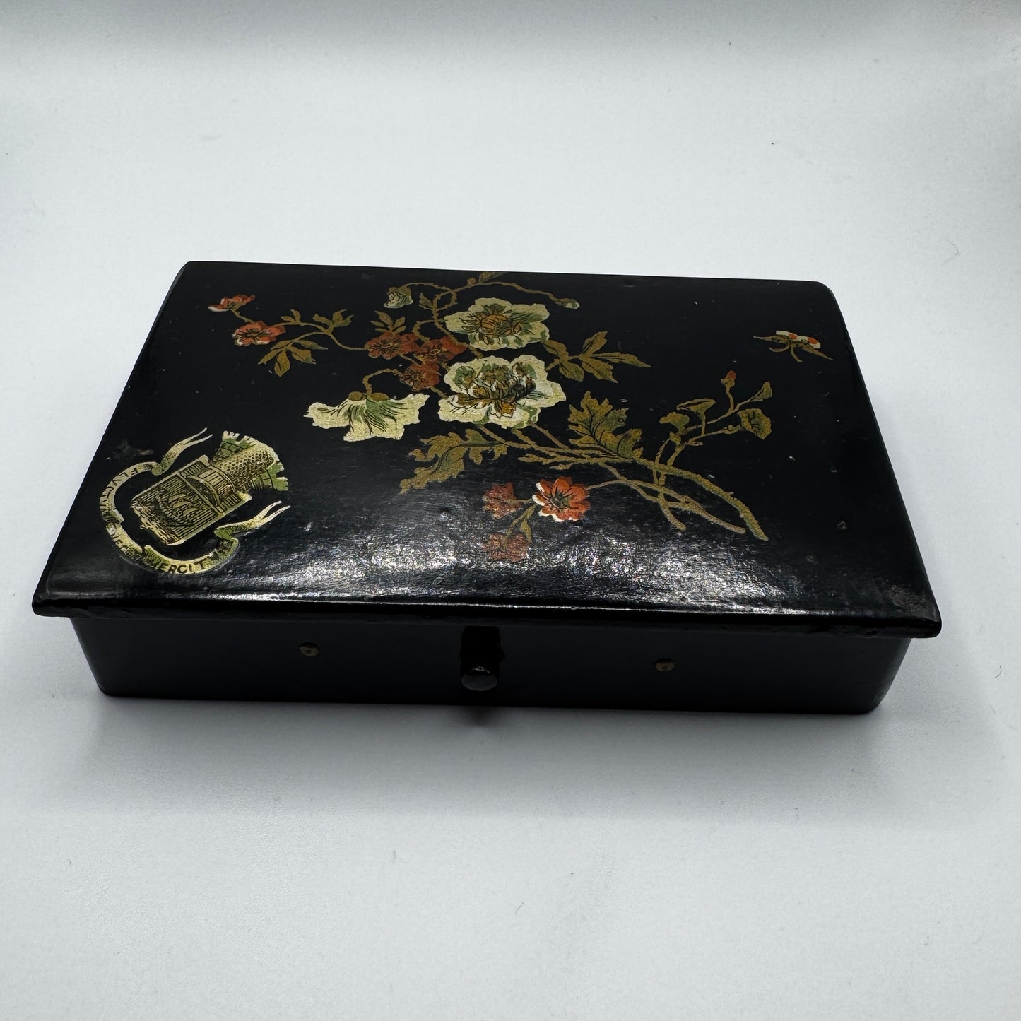 Boîte à couture Napoléon III en carton bouilli laqué - Ville de Paris