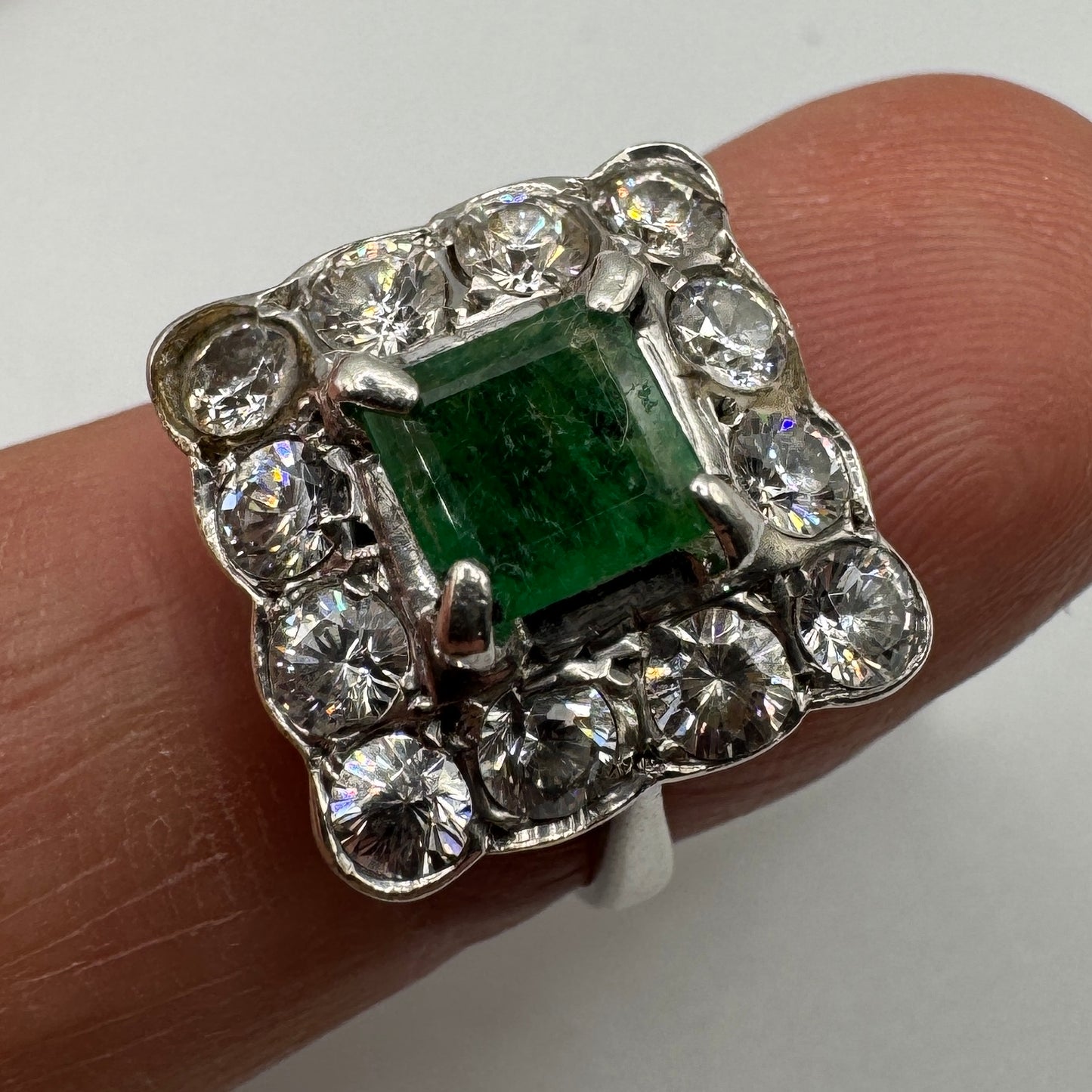 Jolie bague en argent et émeraude