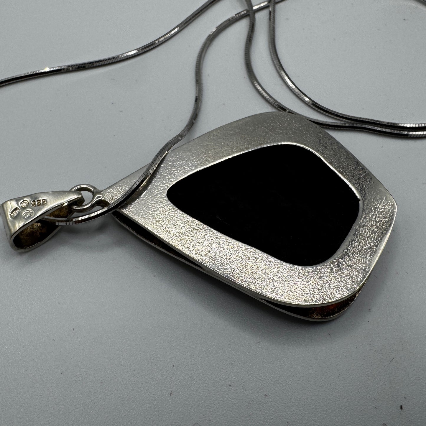 Grand Pendentif en ambre poli et chaîne argent