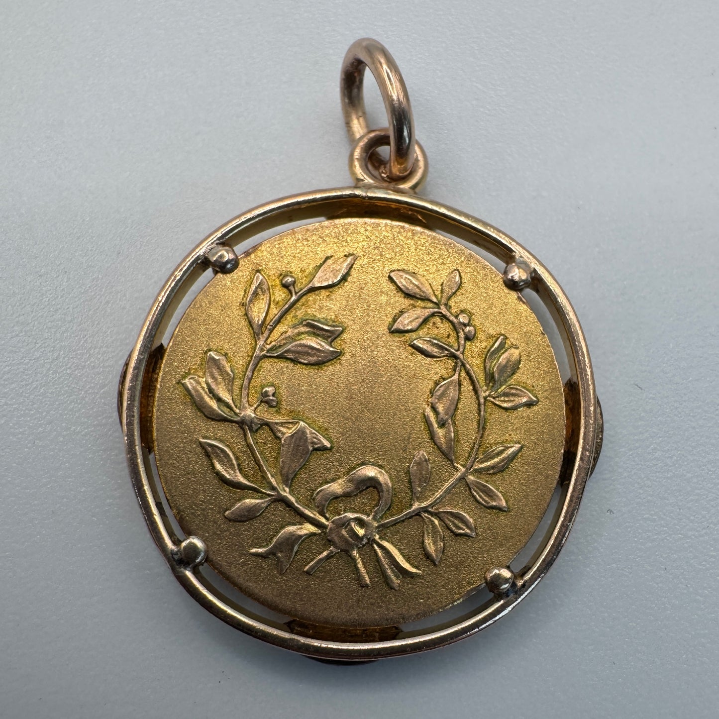 Pendentif ancien en plaqué or - Marianne vers 1900