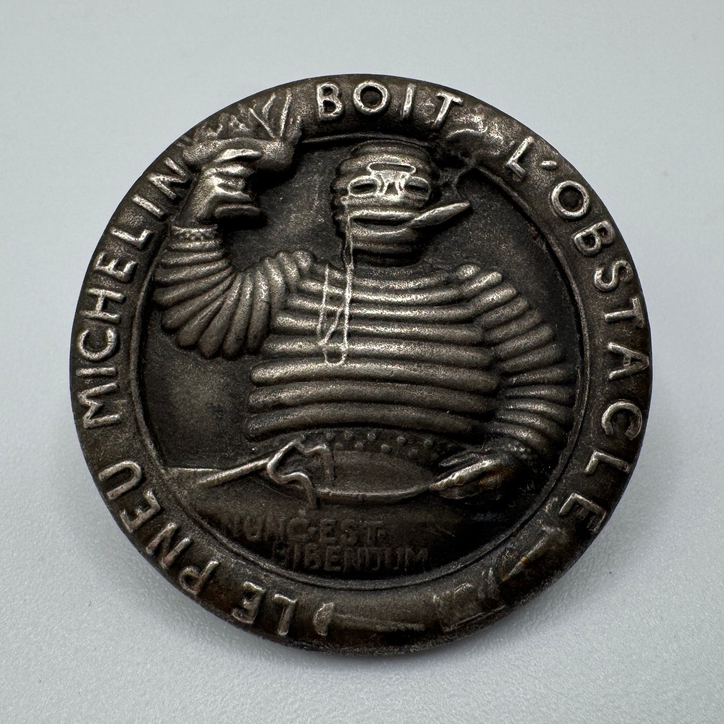 Rare Bouton ancien Vers 1900 «  Bibendum Michelin » - Métal Argenté