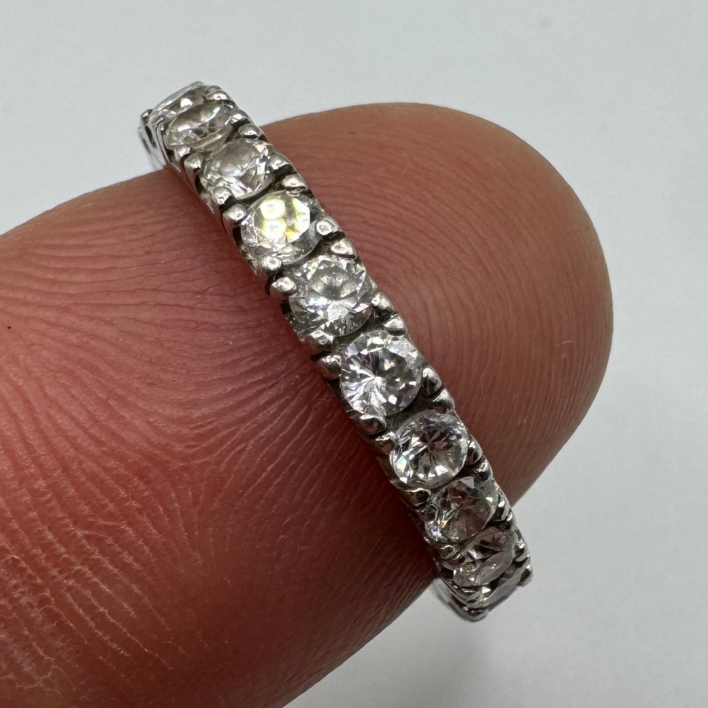Jolie bague alliance en argent et brillants