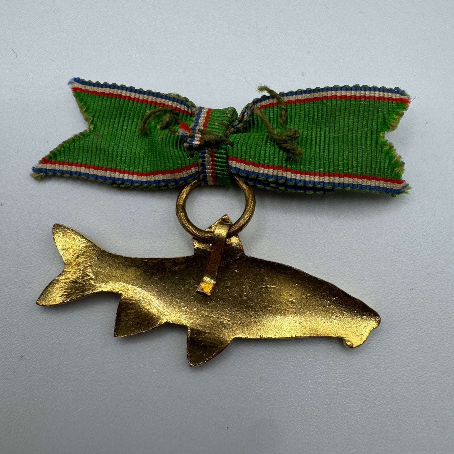 Médaille ancienne association de pêche « Le Barbillon »