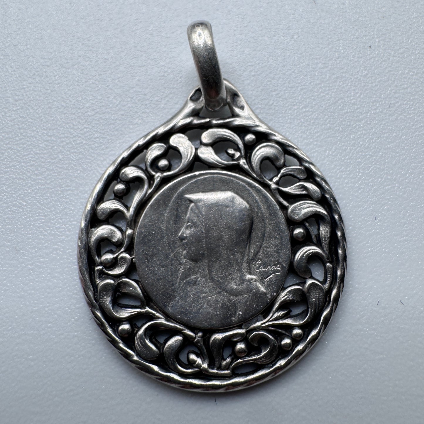 Superbe Médaille religieuse ancienne Art Nouveau - « Vierge Marie - décor au gui » - argent