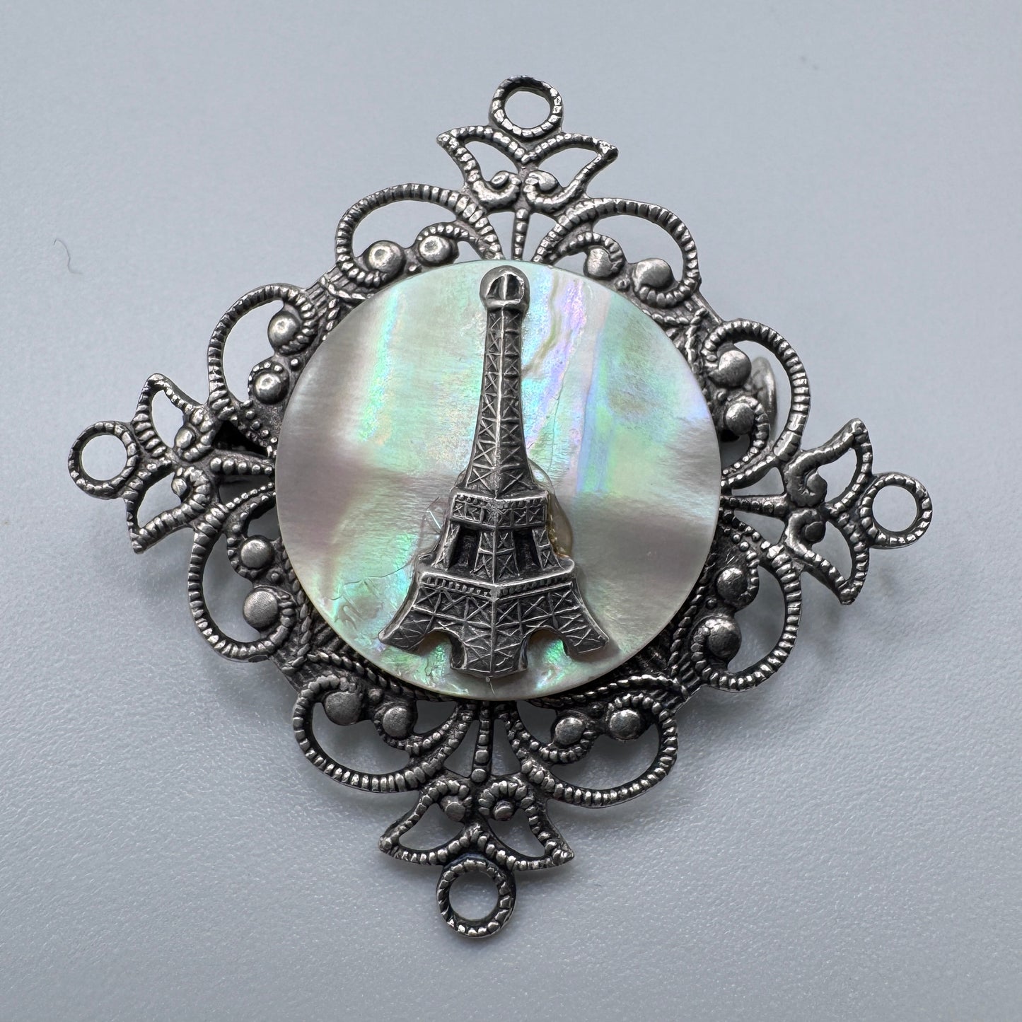 Broche Ancienne « souvenir de la Tour Eiffel » - Métal Argenté et nacre