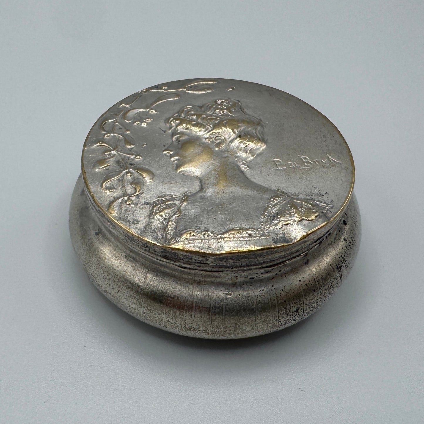 Petite boîte ancienne poudrier Art Nouveau