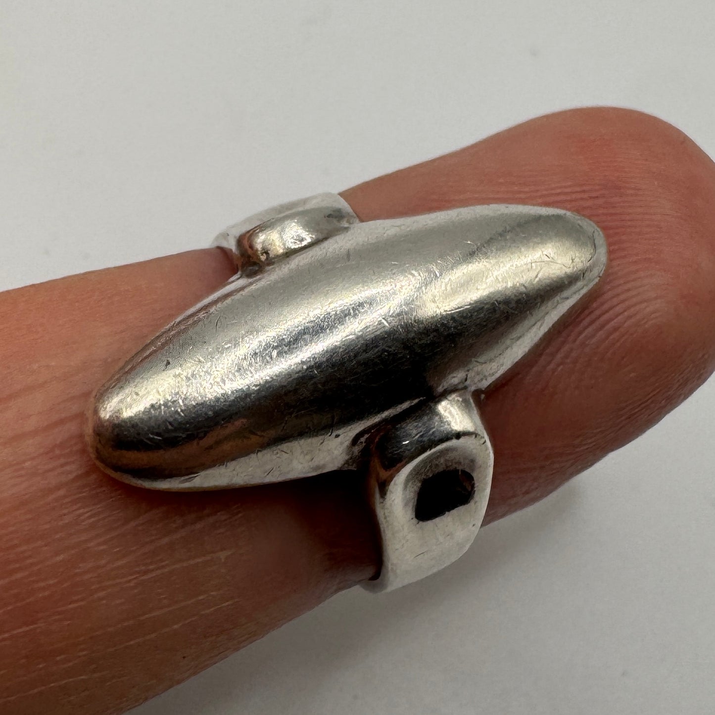 Bague en argent motif moderniste