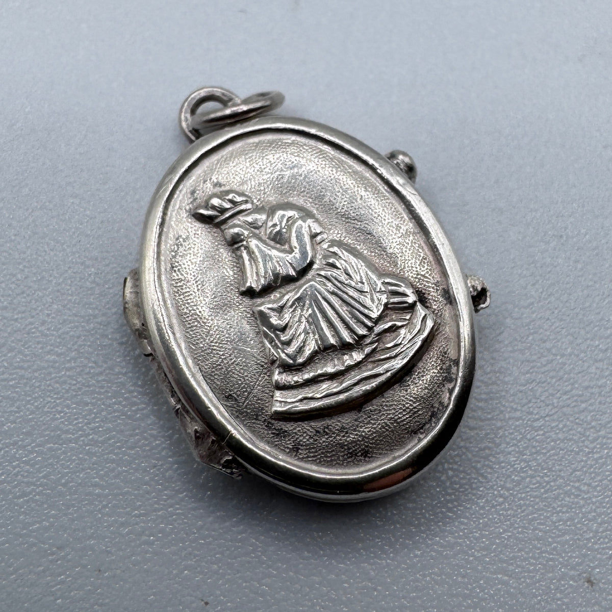 Pendentif ancien porte relique « Notre Dame de la Salette » - Argent massif