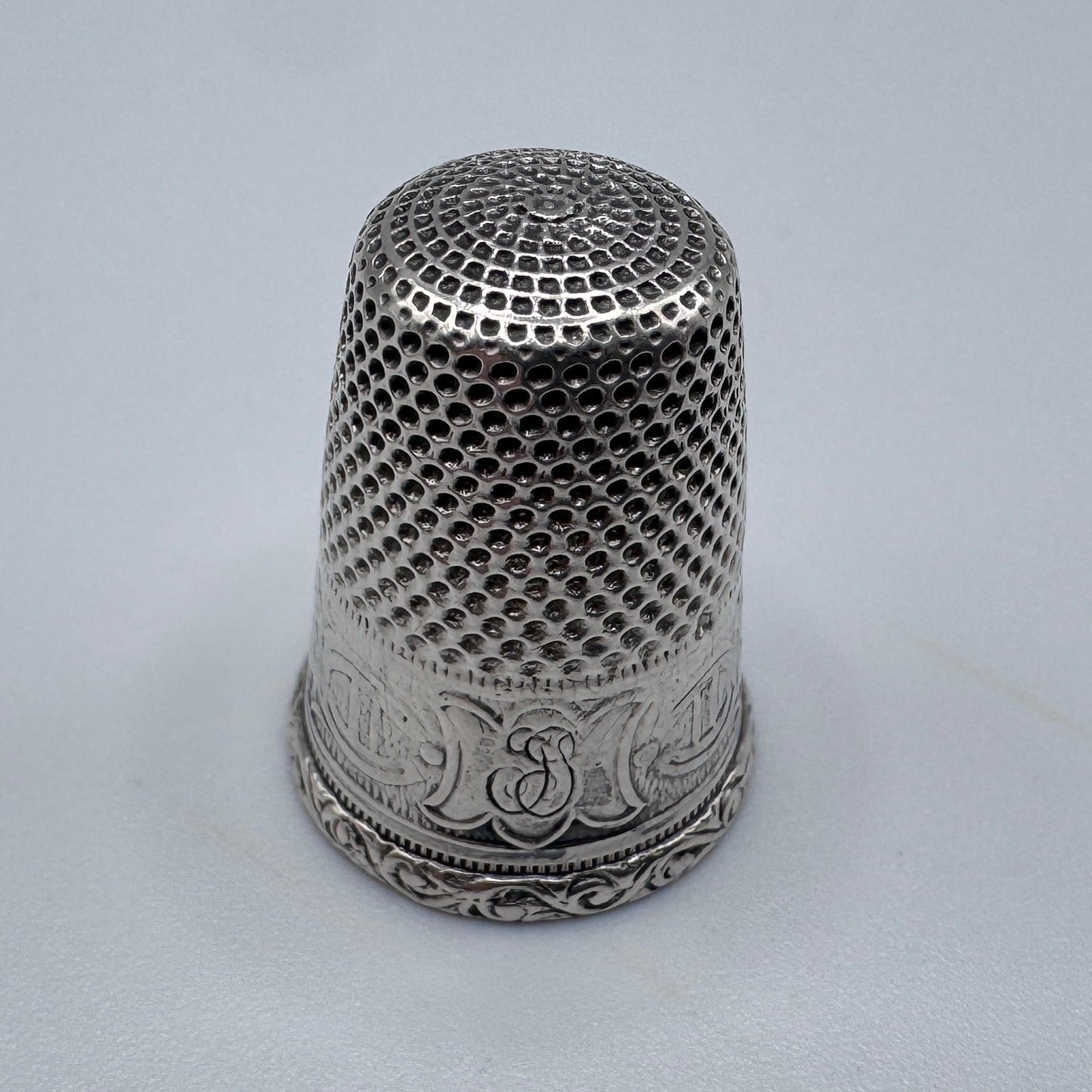 Superbe Joli Dé à coudre ancien en argent