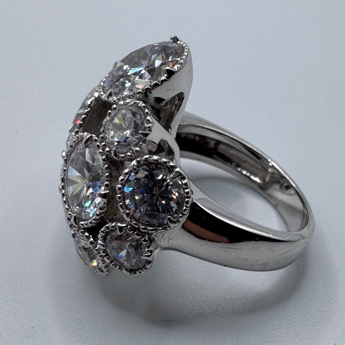 Grosse bague en argent massif et verroterie