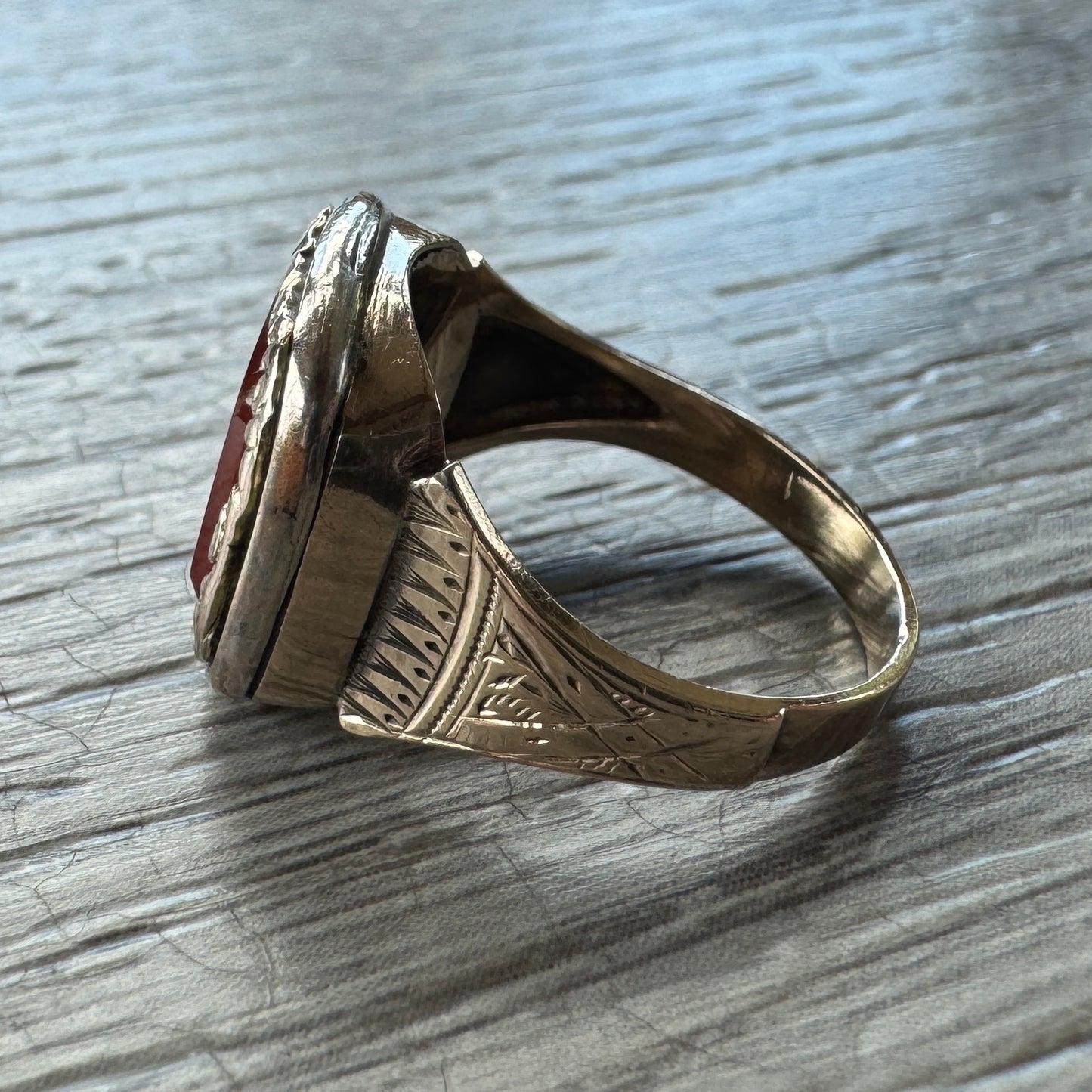 Bague ancienne XIXe en or 14 carats et agate cornaline