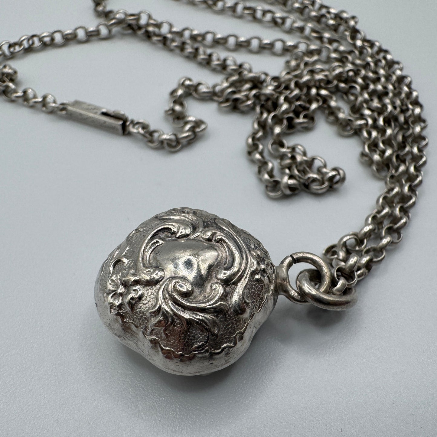 Chaine ancienne vers 1900 avec pendentif breloque - Argent massif
