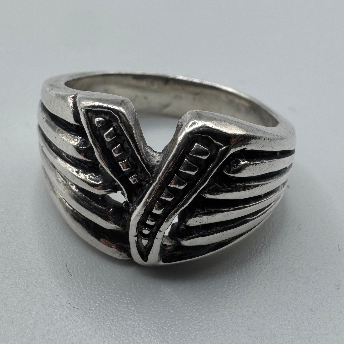 Bague en argent massif motif moderniste