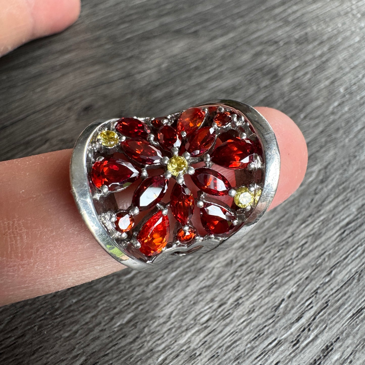 Bague en argent et pierres taillées
