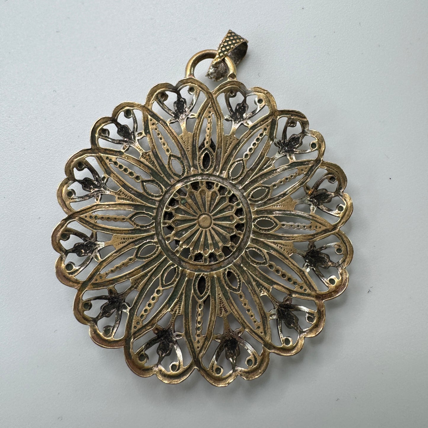Pendentif ancien « fleur de Lys » - Métal argenté