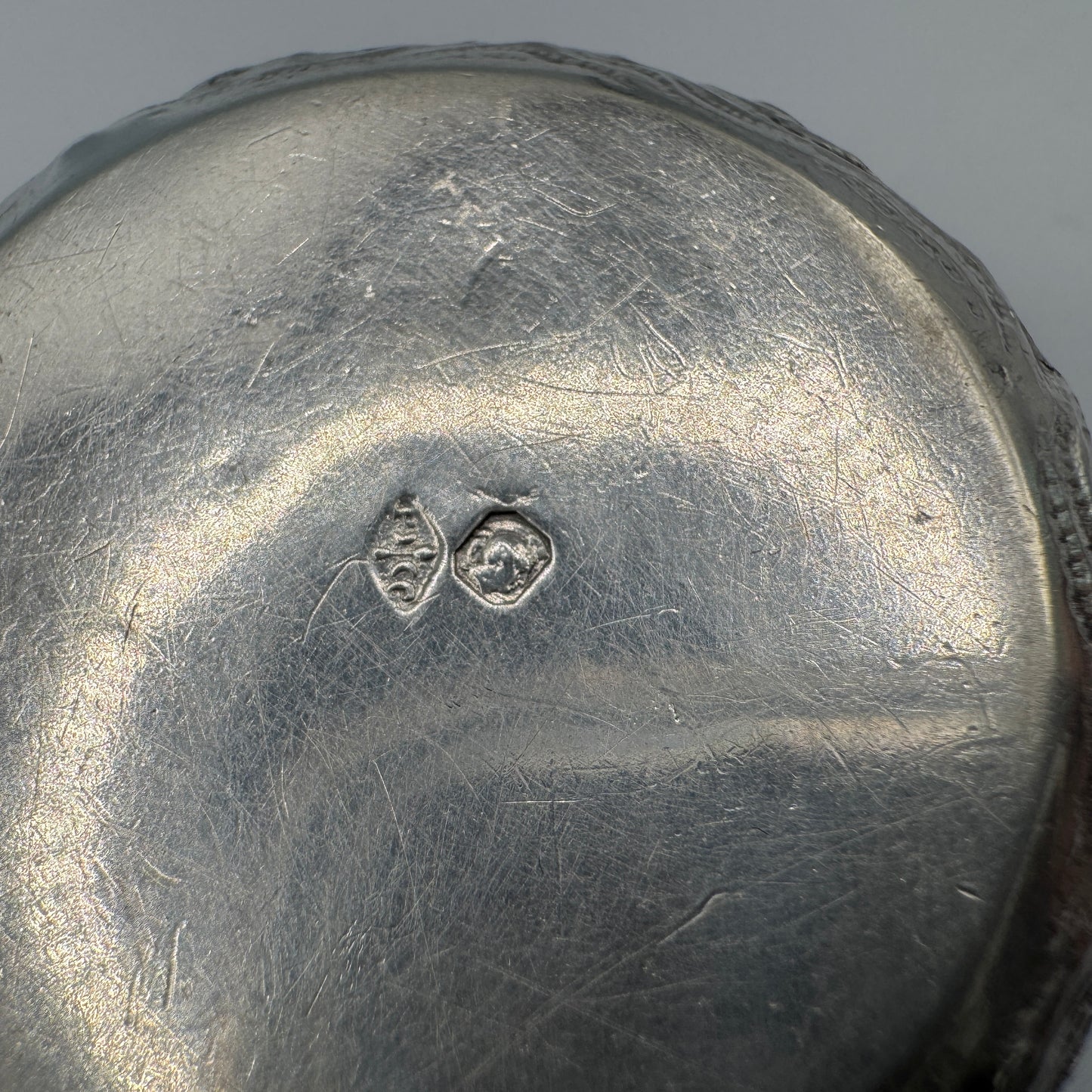 boîte pilulier ancien en argent massif