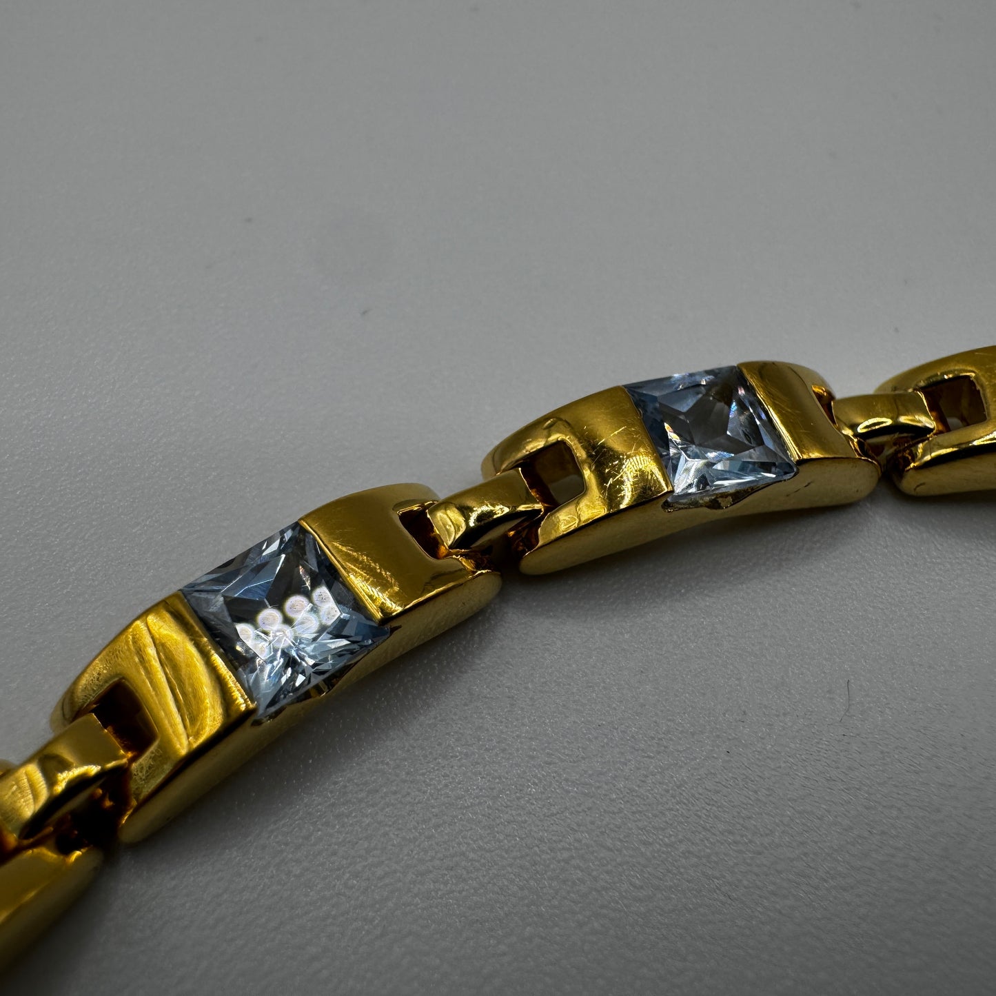 Bracelet en plaqué or et verre taillé