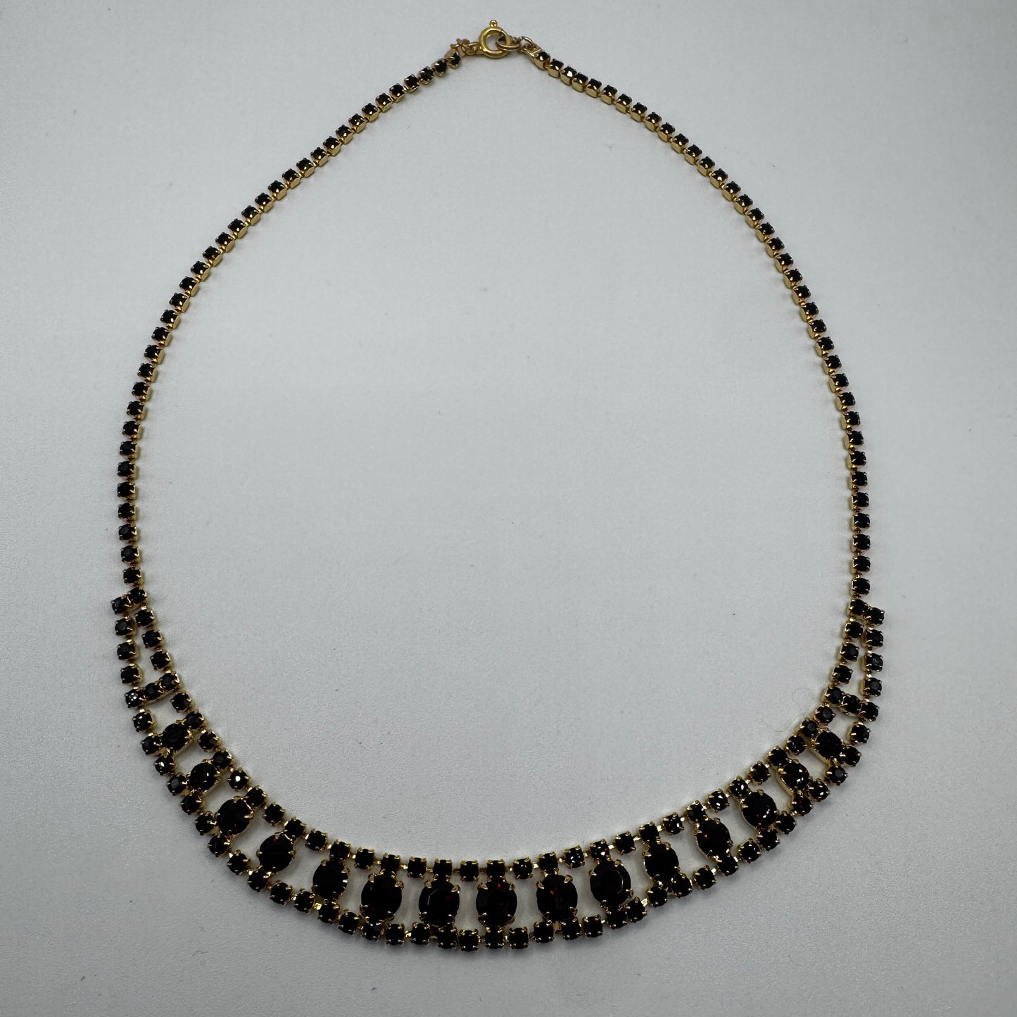 Collier vintage en métal doré et verroterie