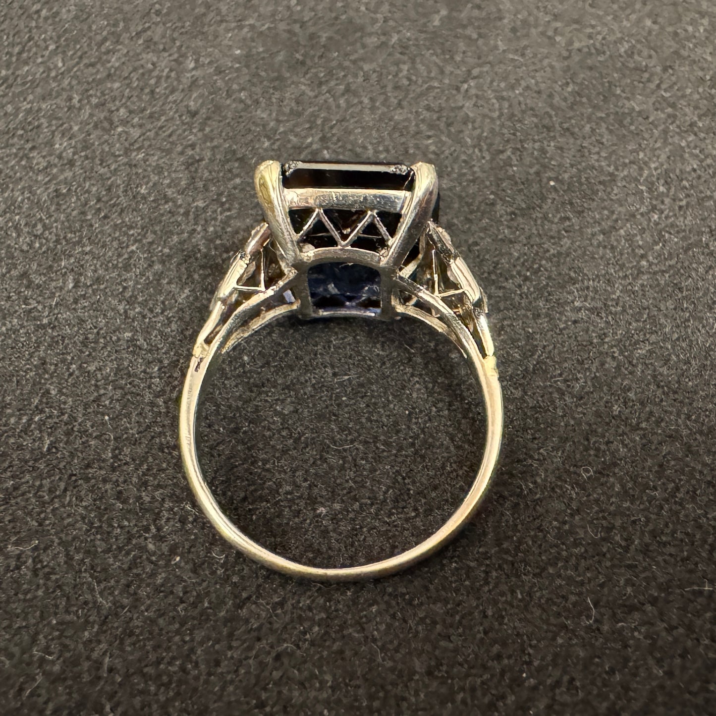 Bague Art Déco en or blanc 18 carats - Diamants et Saphir