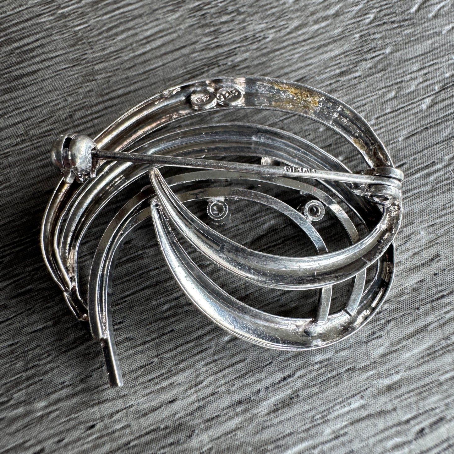 Broche moderne en argent massif