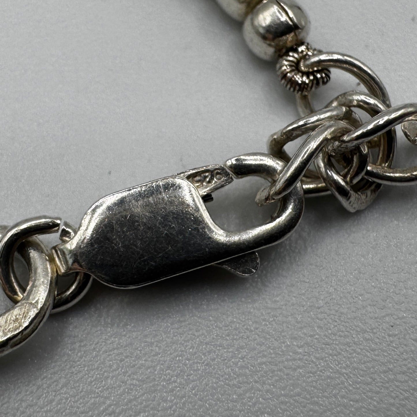 chaîne en argent, corail et perles