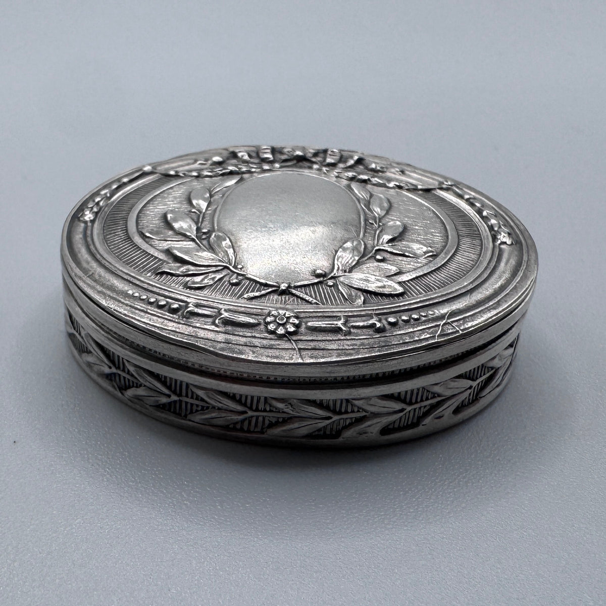 Petite boîte à pilules ancienne en argent massif signée V. Leloutre