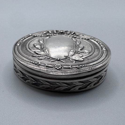Petite boîte à pilules ancienne en argent massif signée V. Leloutre