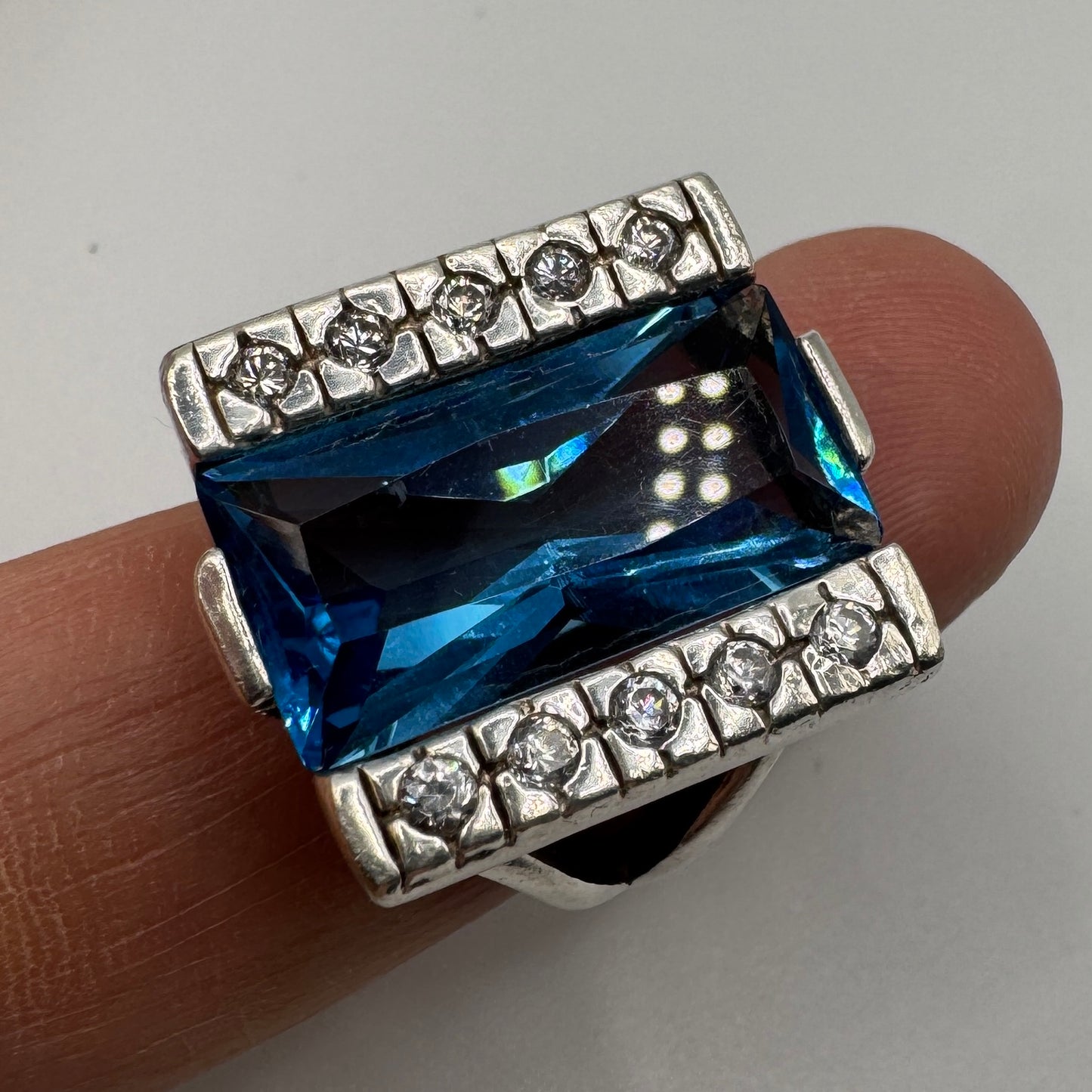 Grosse bague en argent et verroterie