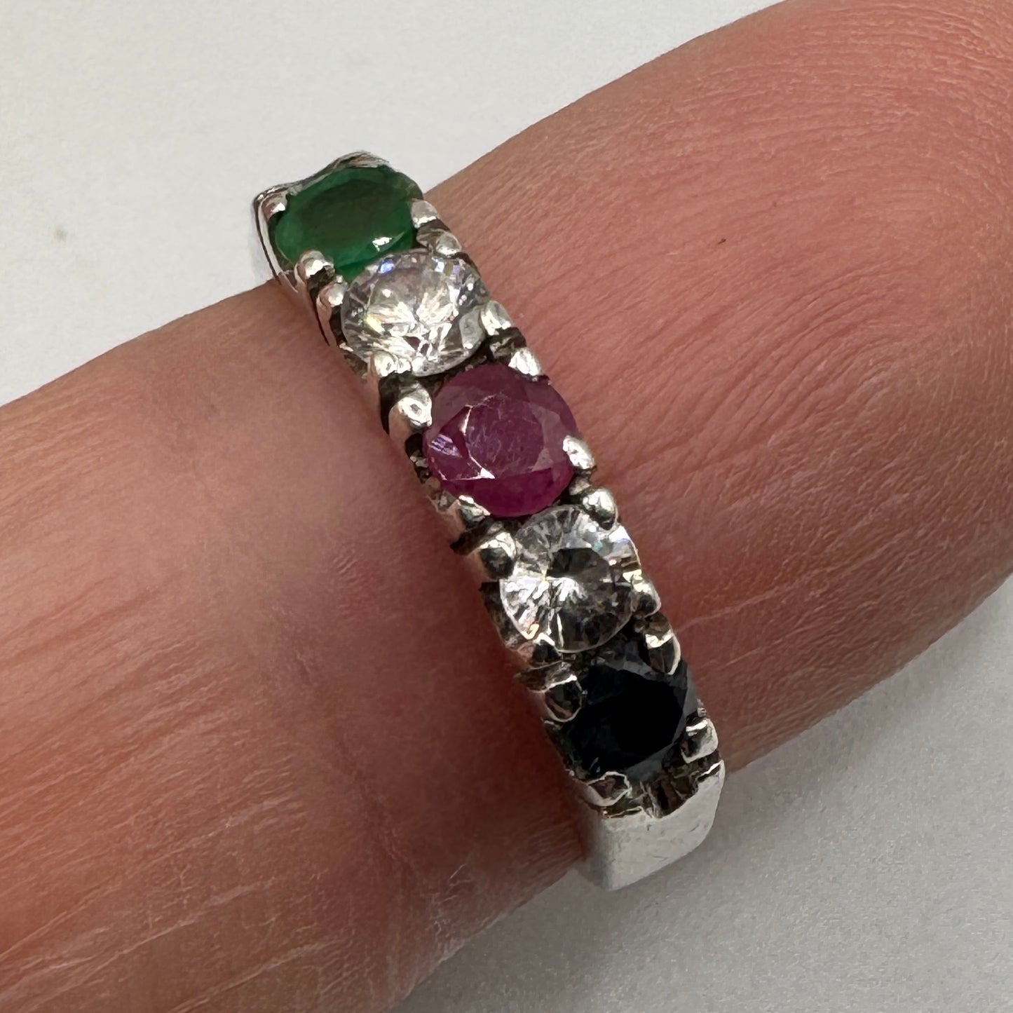 Bague en argent et pierres