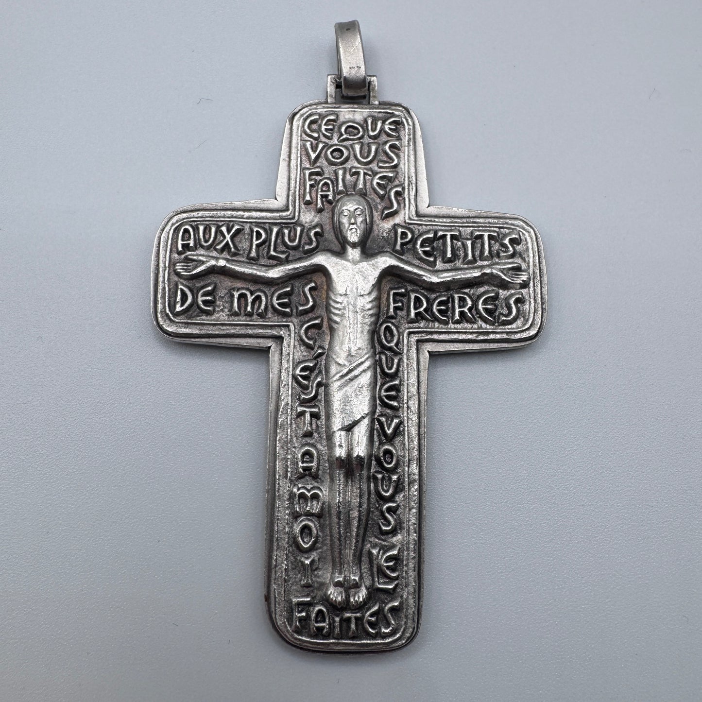 Superbe Croix dite Caritas en bronze argenté
