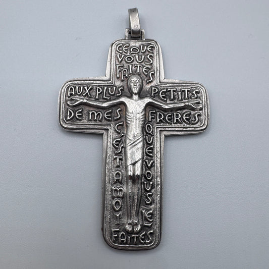Superbe Croix dite Caritas en bronze argenté