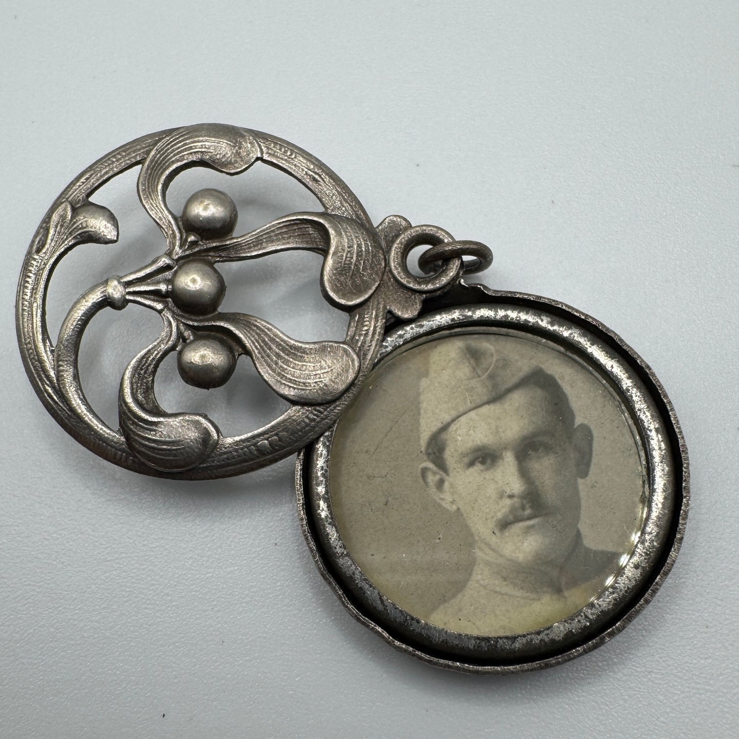 Pendentif ancien porte photo ou relique ART NOUVEAU - métal argenté