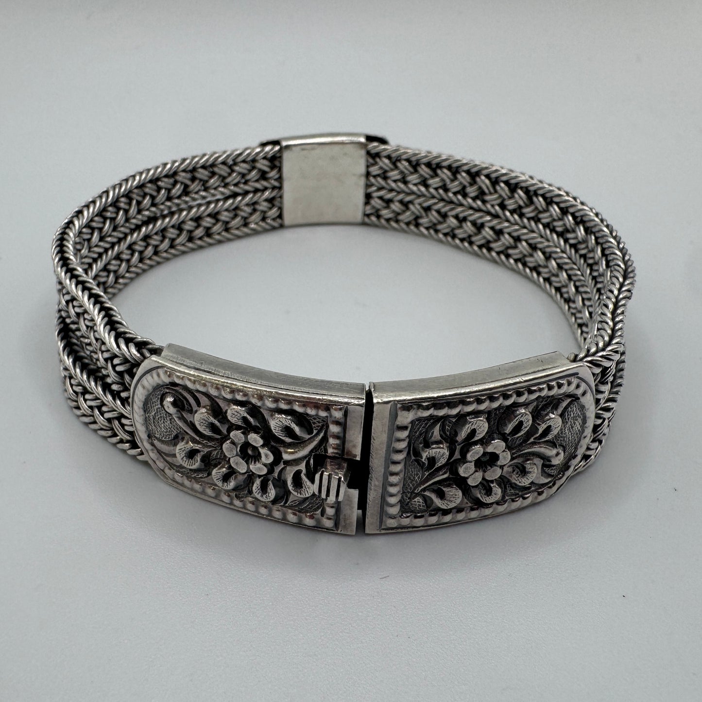Bracelet ancien en argent ciselé