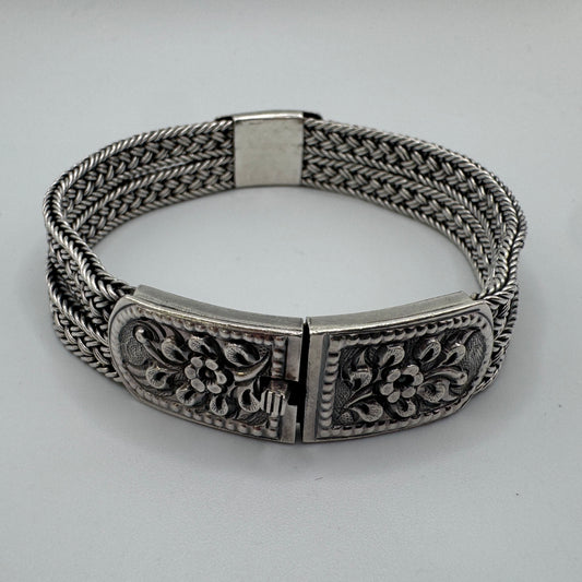 Bracelet ancien en argent ciselé