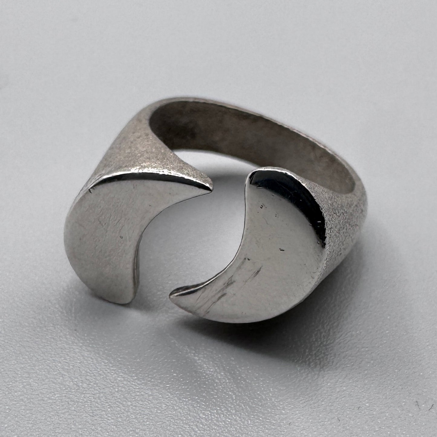 Bague vintage art brutalisme en argent massif