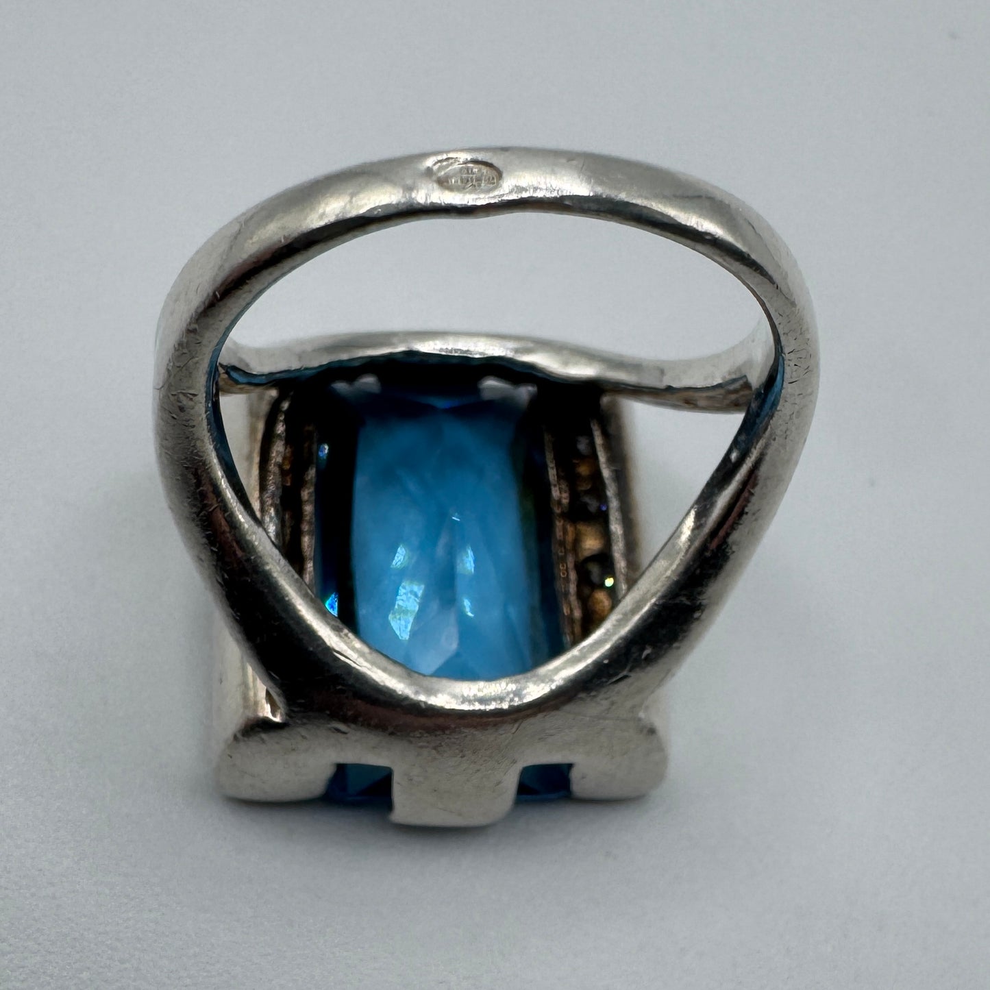 Grosse bague en argent et verroterie