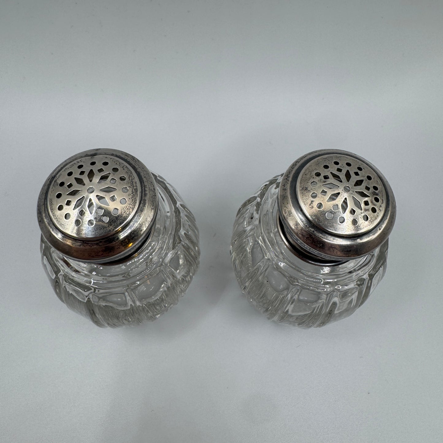 Paire de salières anciennes en cristal et argent
